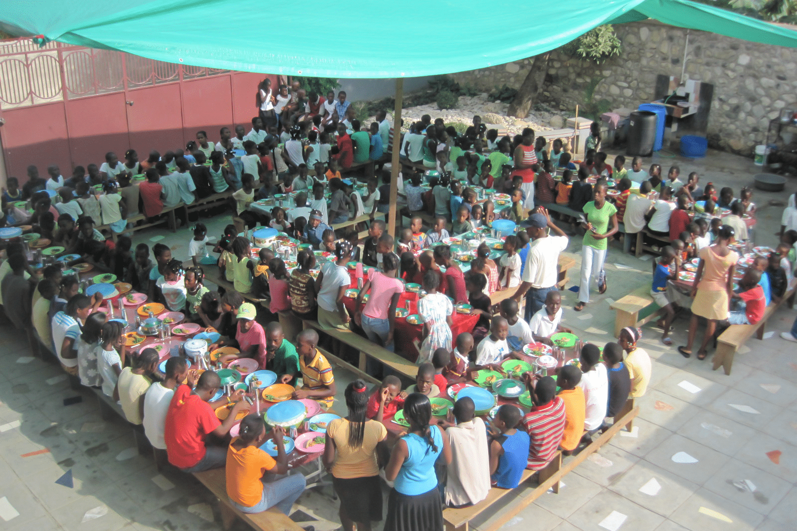 Children on the table eating - feeding program