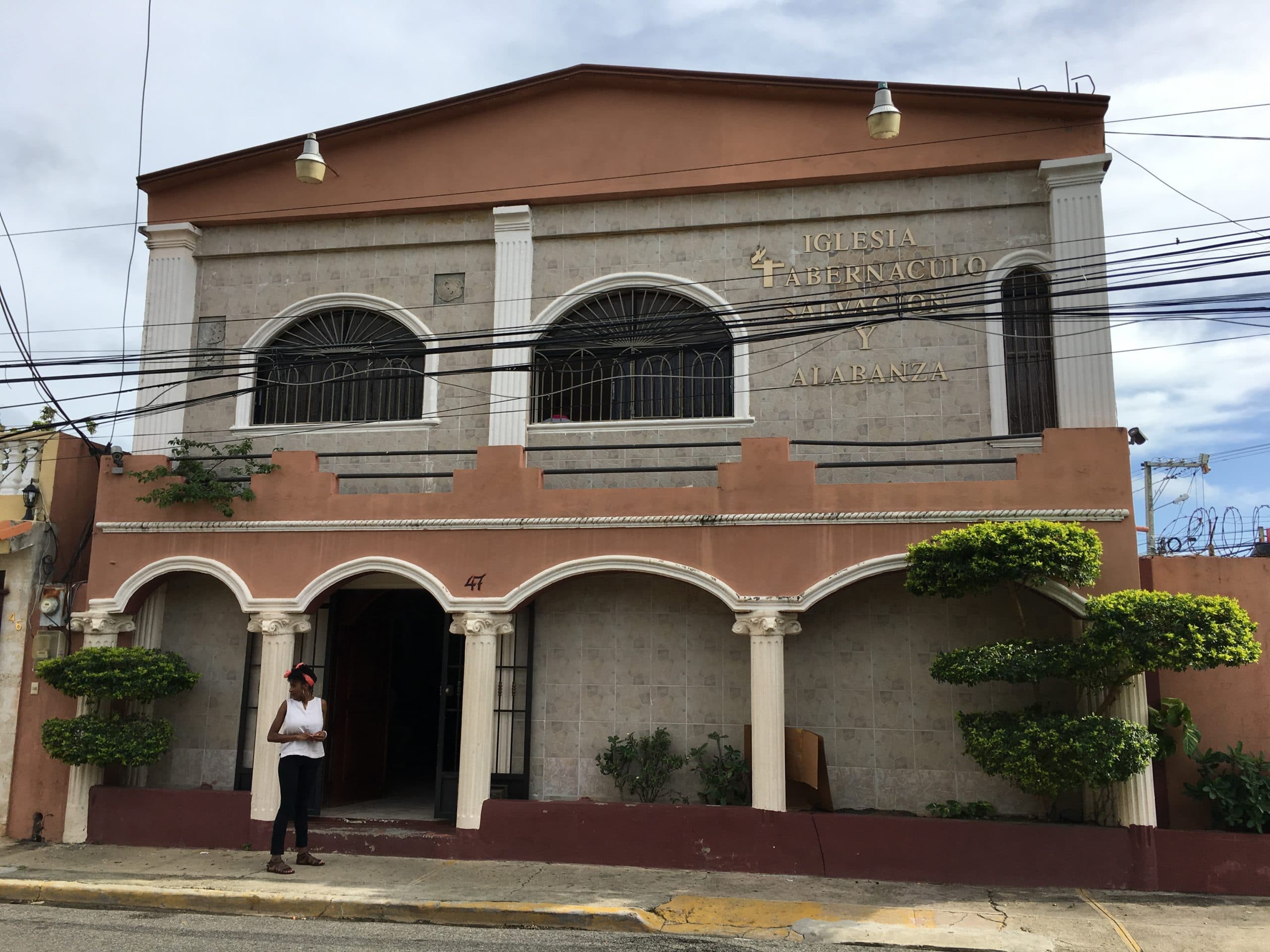 Iglesia Tabernaculo Church, woman in front of the church